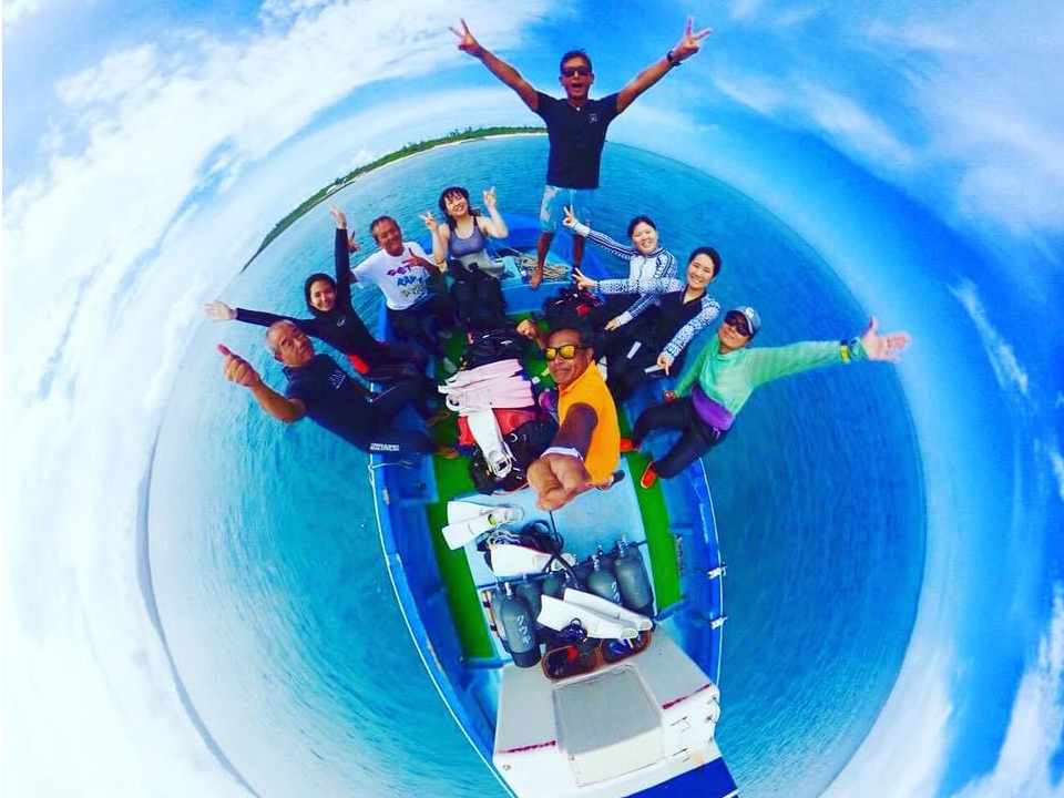 楽々ボートツアーで快適遊びましょう♪初めての方でも水が怖くなければご参加可能となります。青の洞窟も、美ら海で餌付け体験も、モリモリ体験ツアーですよ。