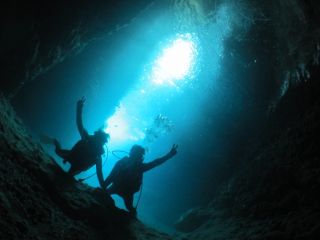 念願の青の洞窟です。もちろん人気ポイントなので人が多い時もありますが、お勧めは朝一ですよぉ〜〜〜!素敵な水中世界をご堪能下さい。