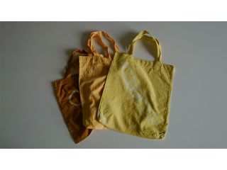 エコバッグを植物染料で染色したサンプル