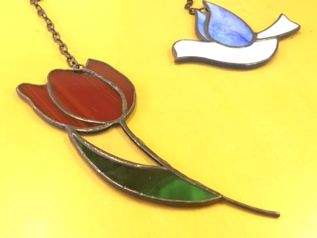 かわいい小鳥とチューリップのサンキャッチャーです。お好きなほうをお選びください♪