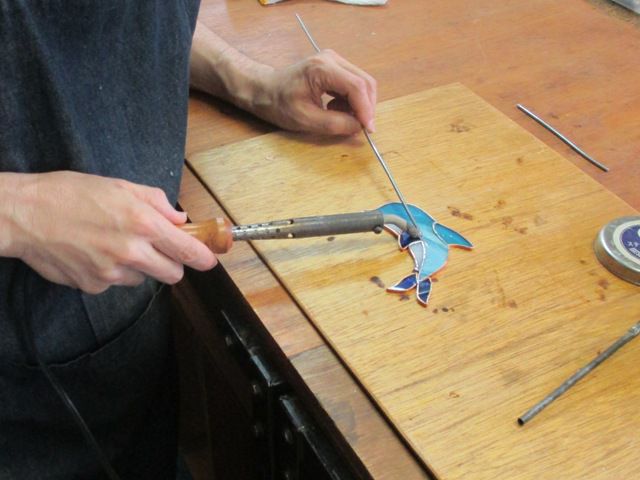 作業工程 ハンダでガラスをつなげます。