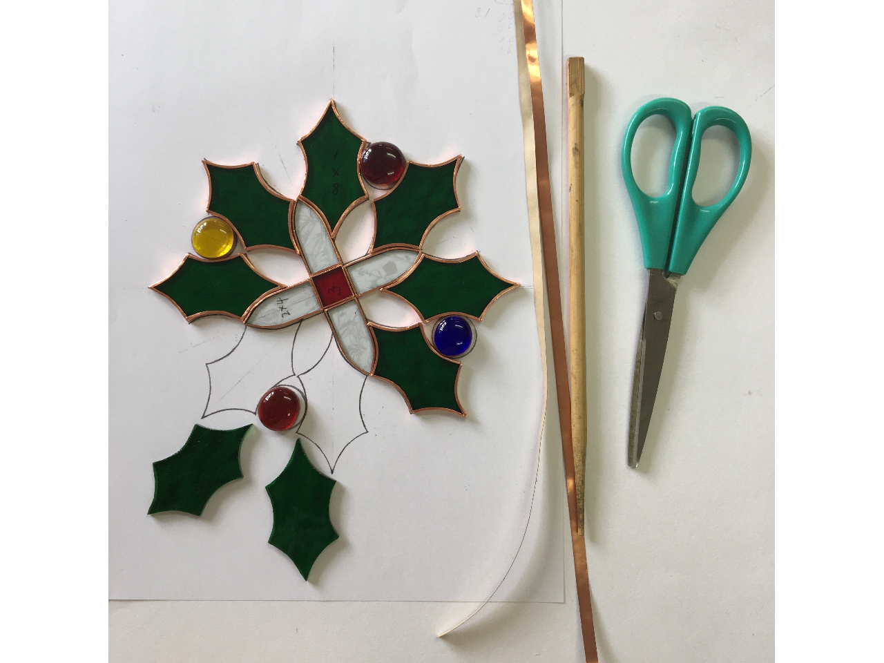 あらかじめガラスがカットしてあるキットから制作します。