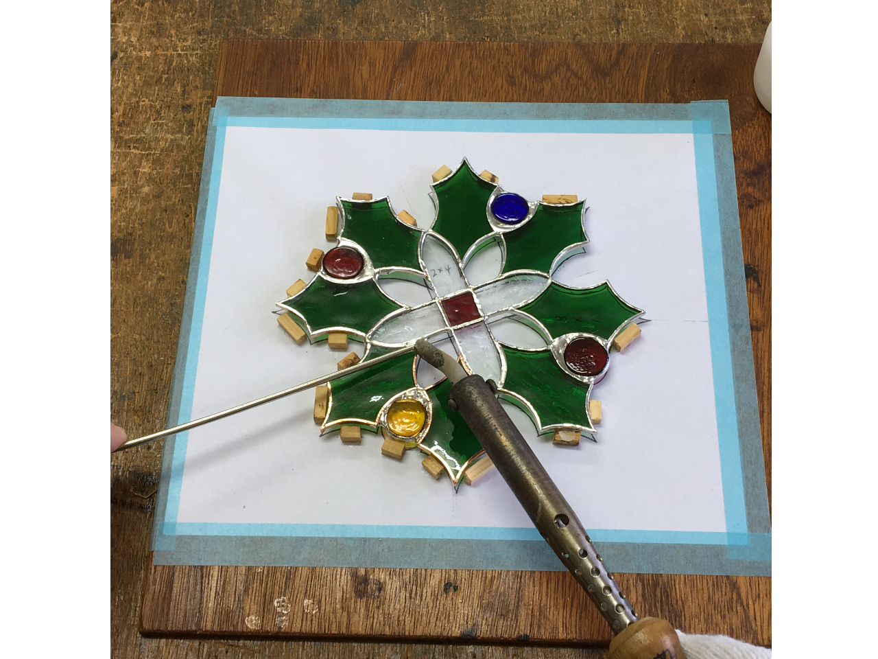 ハンダでガラスを繋げます。完成までもう少し、わくわくします!!最後に、鎖をつけてクリスマスリースが完成です!!