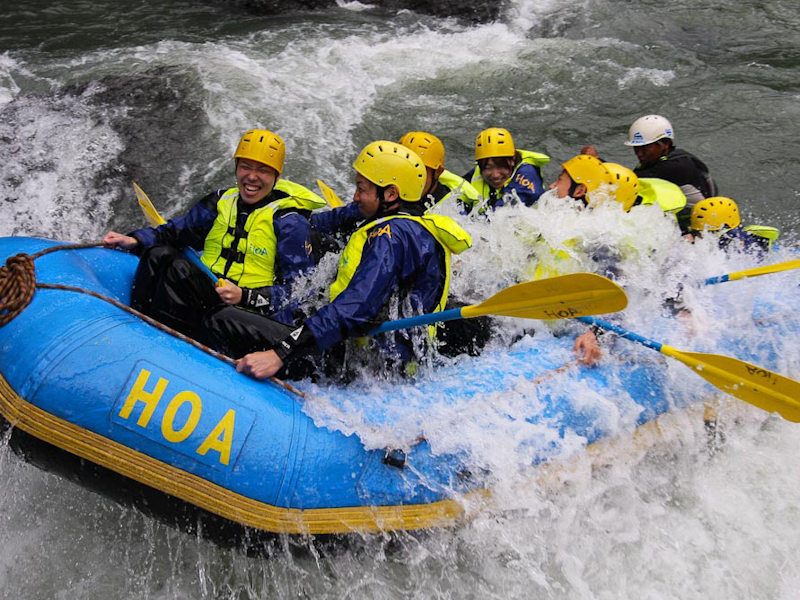 たくさんのリピーターを惹きつける魅力のラフティングコース。鵡川の激流と季節の色彩豊かな景観を楽しめる、人気NO.1コース!!