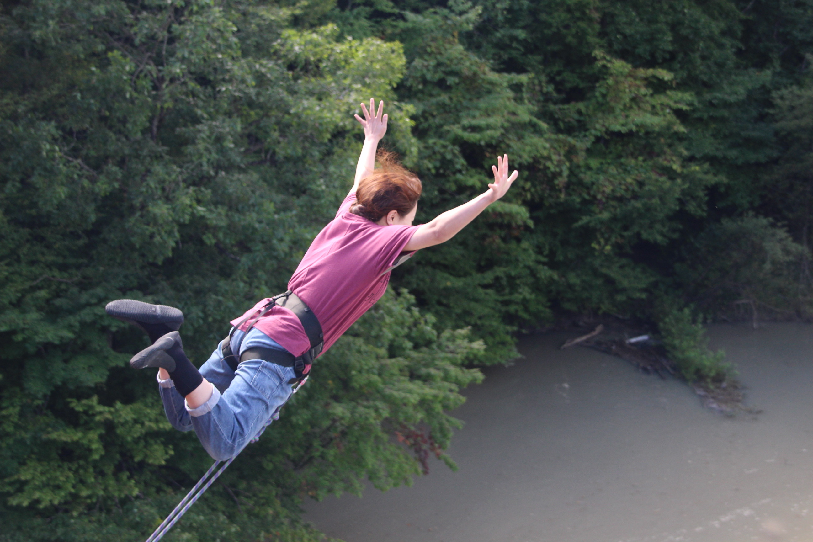 高さ20mから川に向かってジャンプ!息を呑むような数秒のフリーフォールのあと、まるでタ-ザンのように大きくスウィング。度胸の見せどころ!
