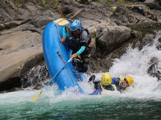 カップルにおすすめ!激流ミニラフティング!!:HOA北海道アウトドアアドベンチャーズ