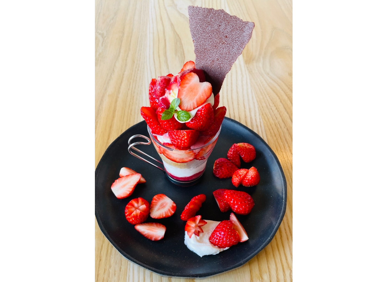 こぼれいちごパフェ(純生クリーム・グリークヨーグルト使用)