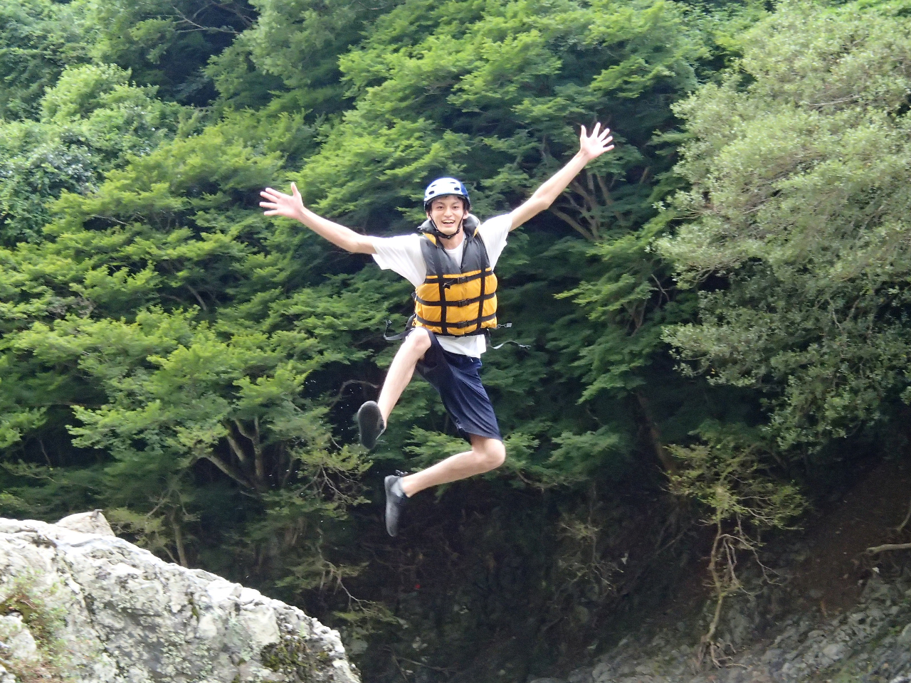 高さ約3mの岩の上から飛び込みに挑戦してみませんか?