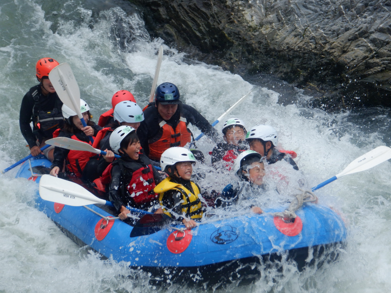 関西一の激流です。頭から水をかぶりましょう。