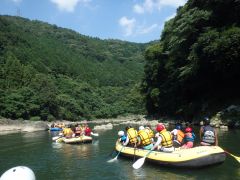 自然豊かな保津川。美しい渓谷を進みます。
