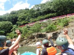 川沿いを走るトロッコ列車に遭遇することも。みんなで手を振りましょう。