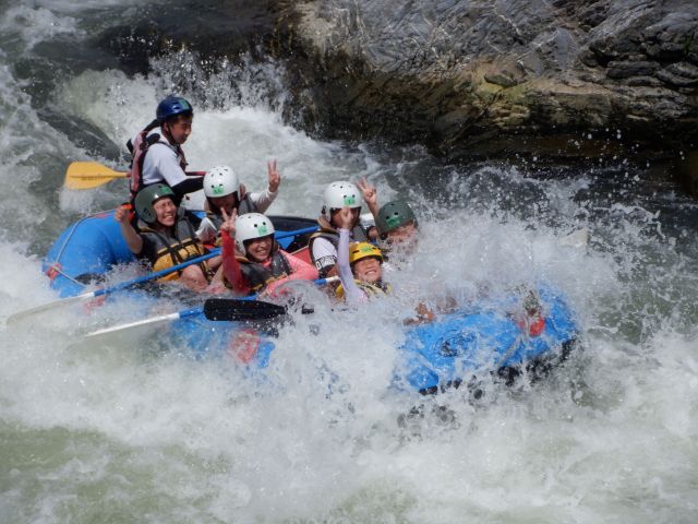 関西一の激流です。頭から水をかぶりましょう。