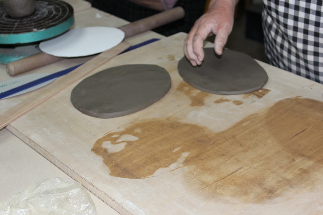 粘土を伸ばしてお皿をつくります