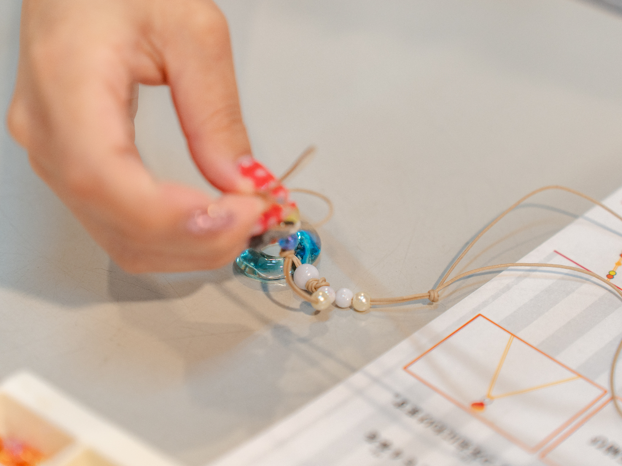 Jtȃr[YŃLL̃lbNX􂩂킢lۂ܂B