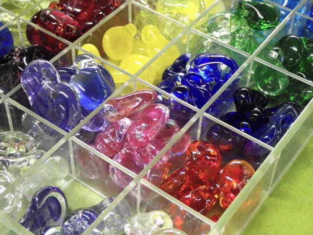 カラフルなパーツを色々ご用意しています。