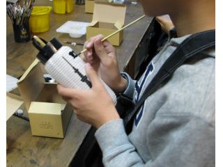 江戸文字提灯体験は「太くて大きな文字」を描き入れます。好みで色付け、絵付けをして完成。難しそうに見えたけど、始めると夢中になり意外と…と多くの方に言われます。