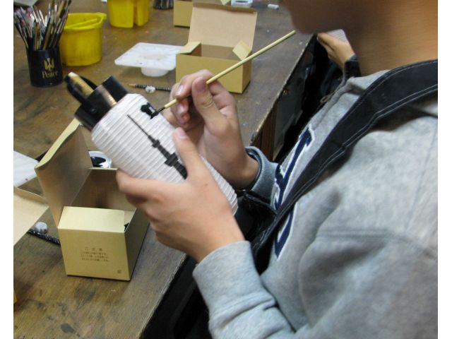 江戸文字提灯体験は「太くて大きな文字」を描き入れます。好みで色付け、絵付けをして完成。難しそうに見えたけど、始めると夢中になり意外と…と多くの方に言われます。