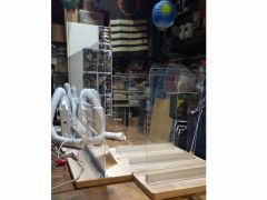 新型コロナ感染拡大防止対策として「マスク着装・検温・アルコール消毒の実施」「飛沫防止アクリル板・換気扇・空気清浄機の設置」等を実施しています。