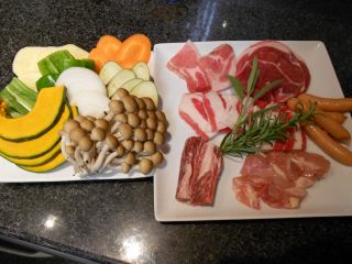 牛・豚・鳥・ラムの四種類のお肉が約300gとボリューム満点!!