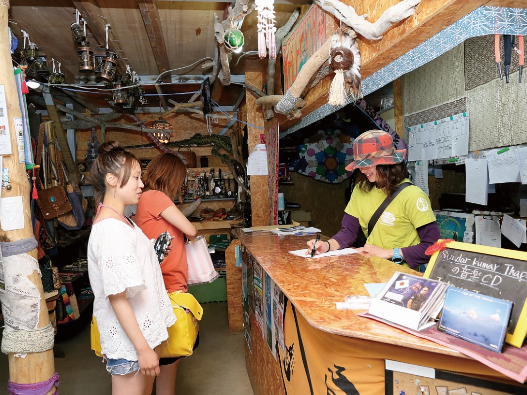 免責同意書の記入をして受付♪前払いもしくは当日現金かPayPayでのお支払です!受付が終わりましたらウエットスーツを受け取りツアーの準備をします♪