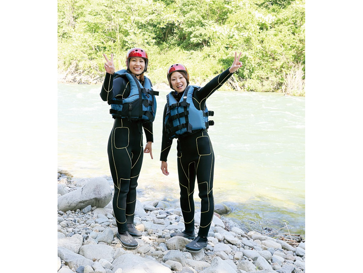 ウェットスーツをガイドさんから受け取り更衣室で着替え!ライフジャケット・ヘルメットも忘れずに♪着替えが終わりましたら貴重品や洋服はご自分の車にしまいましょう!