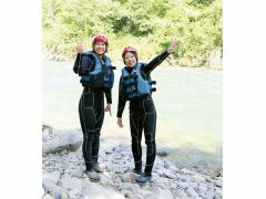 ウェットスーツをガイドさんから受け取り更衣室で着替え!ライフジャケット・ヘルメットも忘れずに♪着替えが終わりましたら貴重品や洋服はご自分の車にしまいましょう!