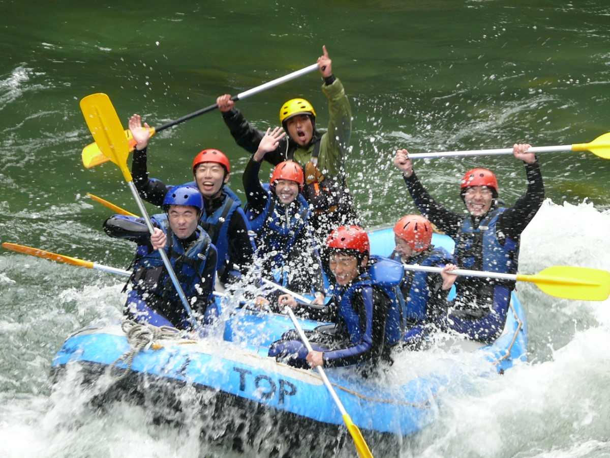 みんなで楽しくiいぇ〜い♪ ラフティングの楽しさは格別な時間を過ごせますよ!楽しい専門ガイドが皆様を川の冒険へご案内いたします!
