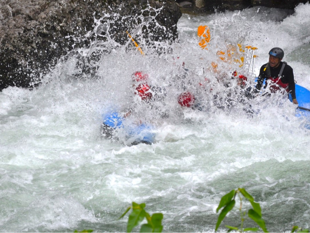 水しぶきを浴びながら豪快に川下りは爽快感抜群だよ♪