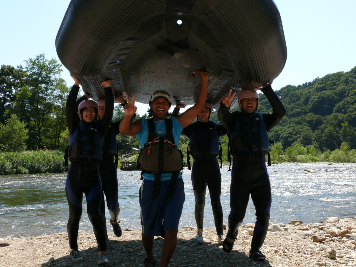ラフティングが終わったら他のグループの人とも一致団結♪最後はBOATでの共同作業〜