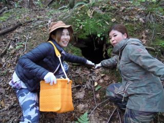 熟練ガイドさんと一緒にキノコ狩りだから安心♪ ガイドさんに安全なキノコかどうか確認しながらいっぱい採ろう♪