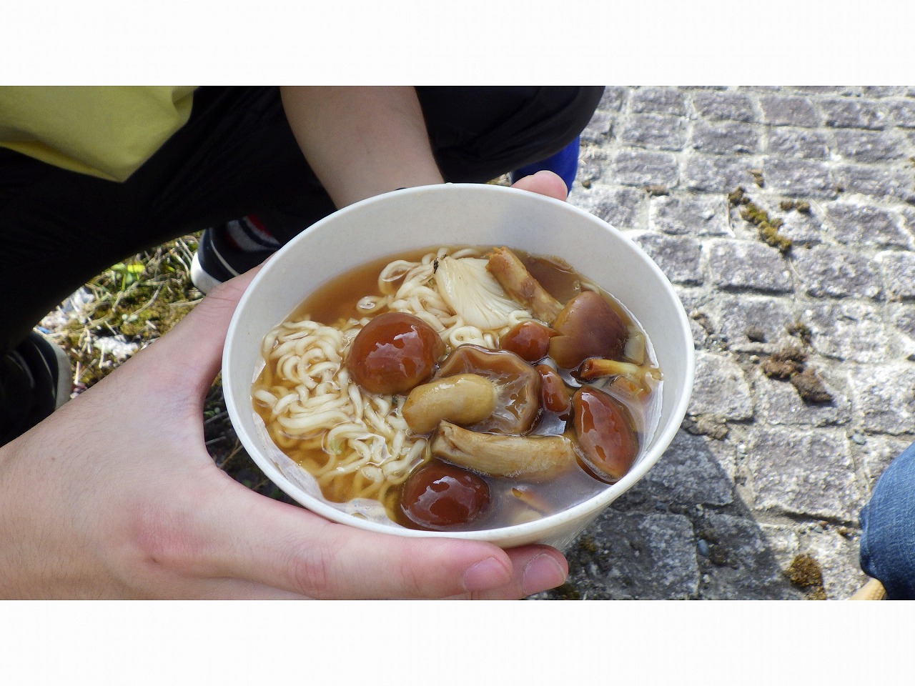 採れたてのキノコでラーメンを作ってくれます!外で食べる温かいご飯は格別♪