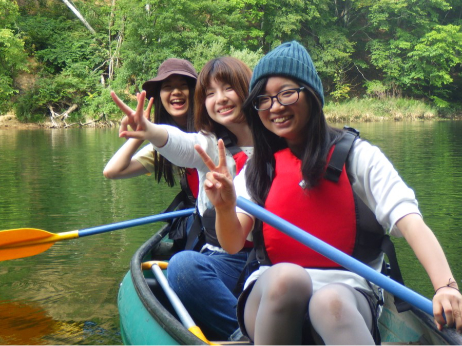 2名乗りのカナディアンカヌー・3名乗りのカナディアンカヌーがございます♪3名乗りはバランスの関係で3人乗れない場合がございます。