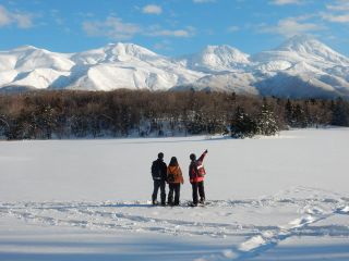 凍った湖の上から迫力ある知床連山をご覧いただけます。