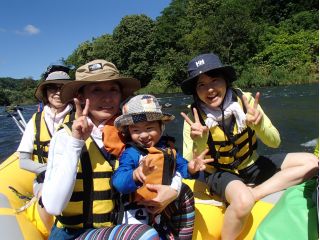 ニセコのラフティングとは違って0歳から乗船できる安全安心の川下りです。