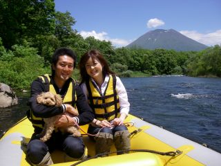 ニセコのラフティングとは違って0歳から乗船できる安全安心の川下りです。