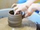 電動ろくろで作陶中