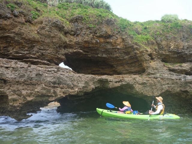 天気がよければ、波の力で作られた奇岩めぐりもできます。