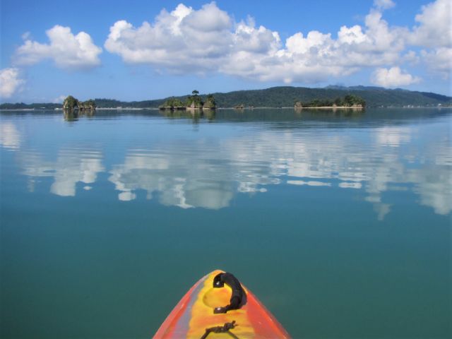 羽地内海では、鏡のようにおだやかな日もあります。朝早くがおすすめです。