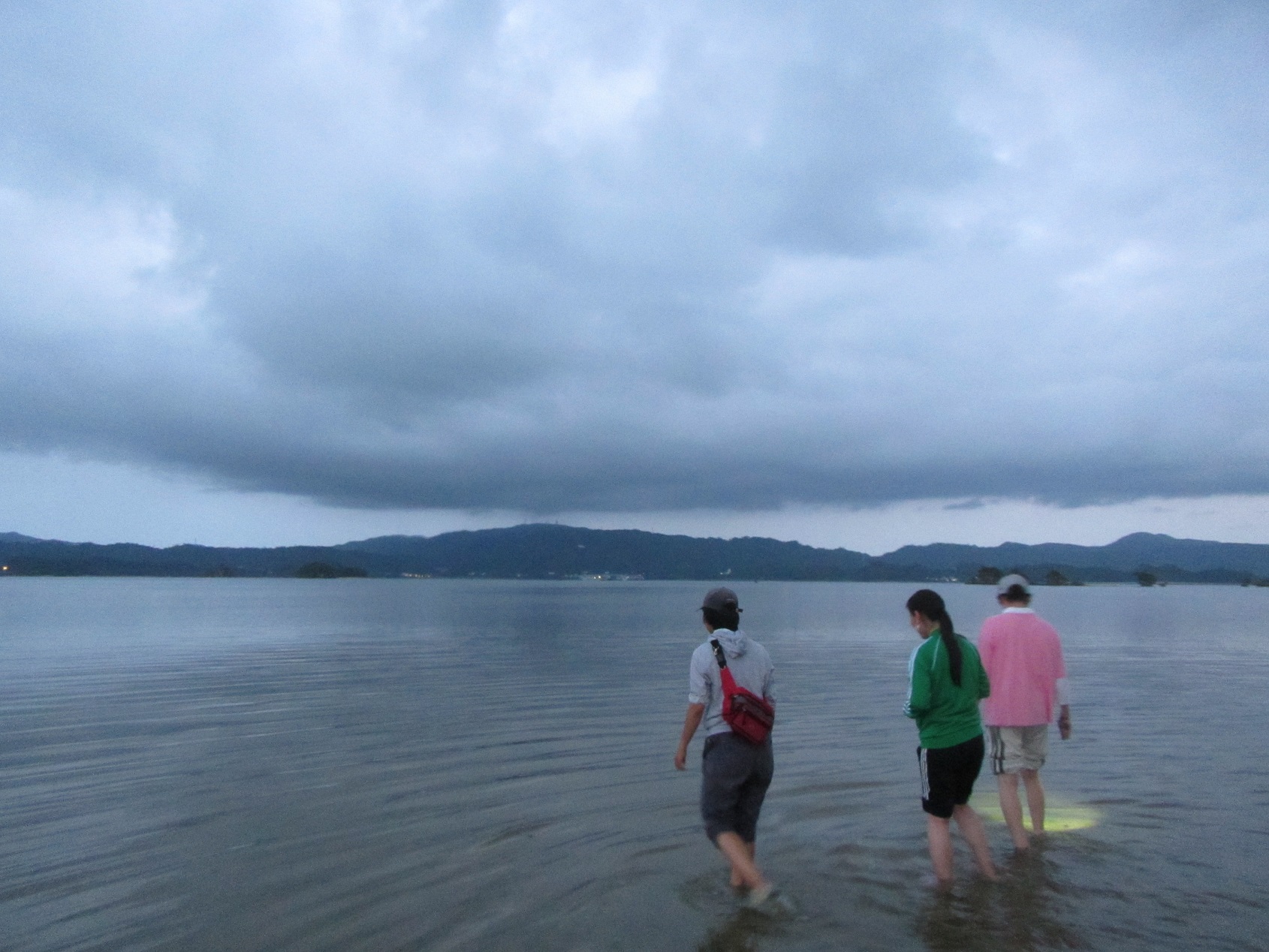 暗くもなく明るくもなく幻想的な時間帯。少し明るさの残る時間からスタートします。