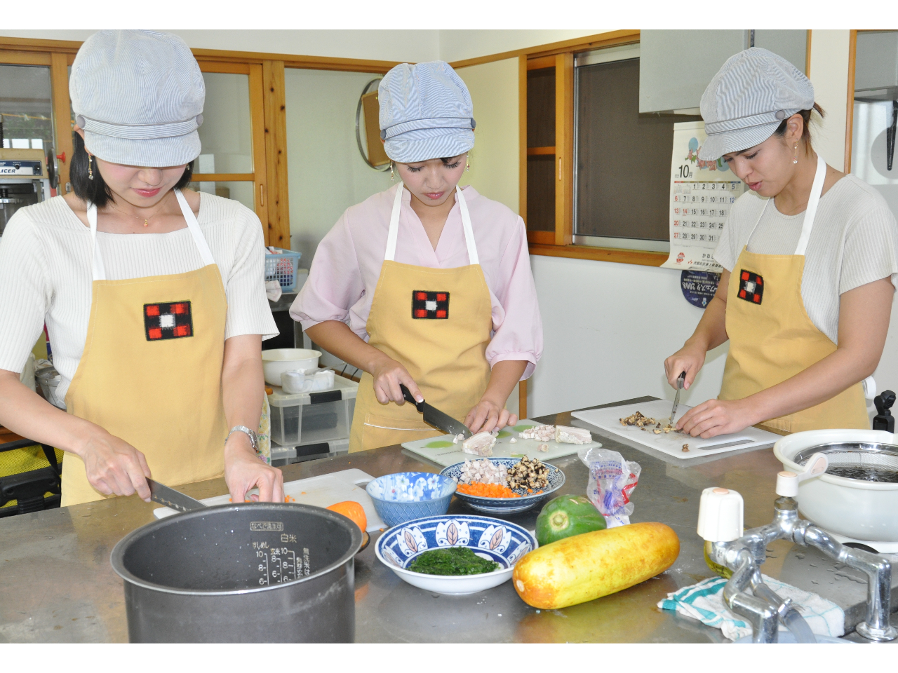 沖縄風炊き込みご飯の具材を切ります。
