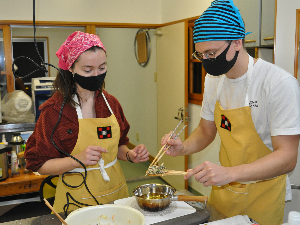 もずくの天ぷらを形を整えて揚げます。かりっとあがるかな?