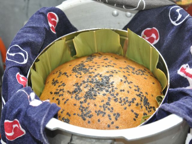 スイーツはアガラサー(黒糖入り蒸しパン)を作ります。月桃の香りにうっとりします。