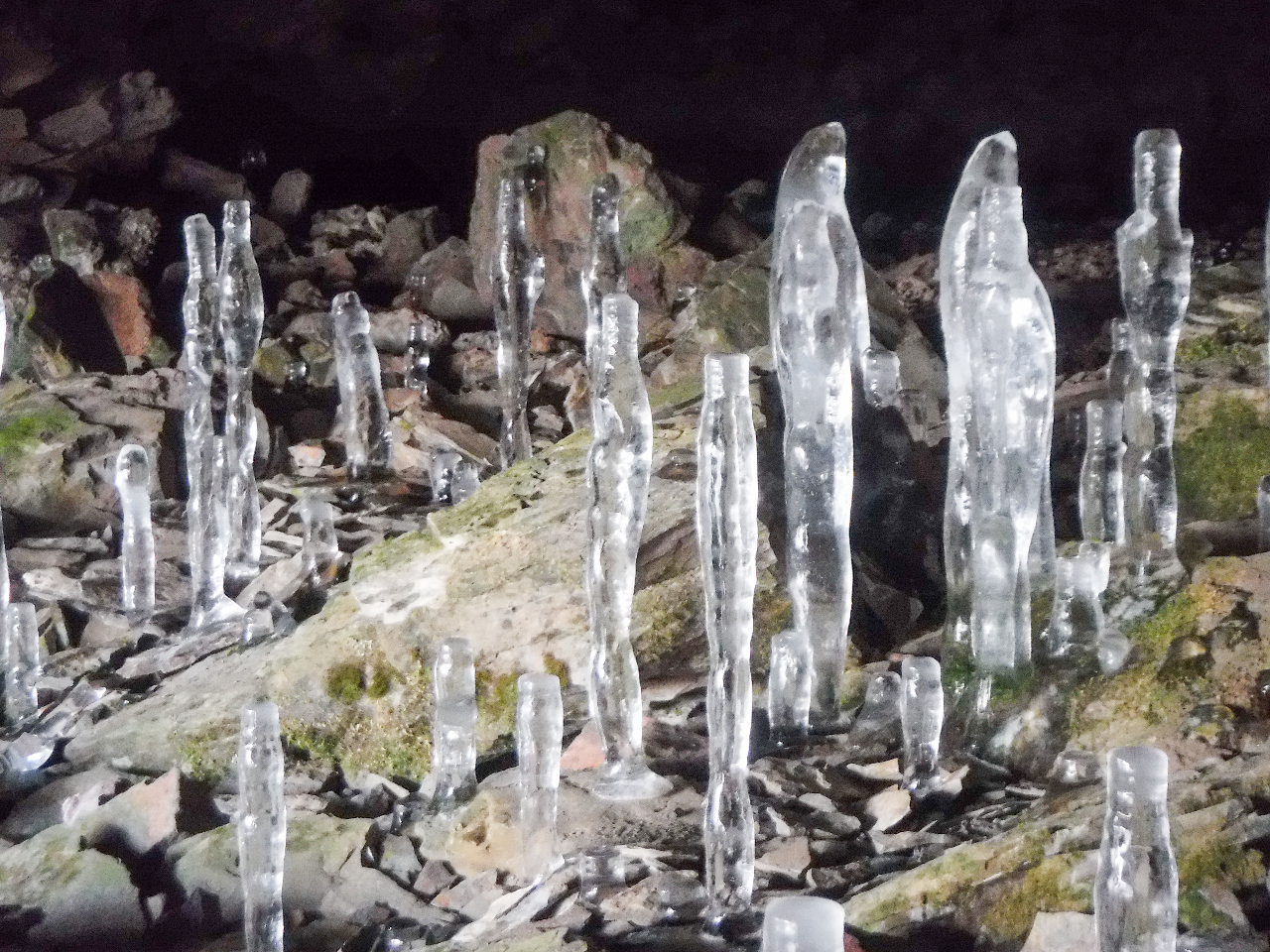 X⡁iЂ傤jƂ́AAŌ`ȋt܂̕X̂ƂłB-3x̋CŌ`AォH藎HuɓČ`܂B