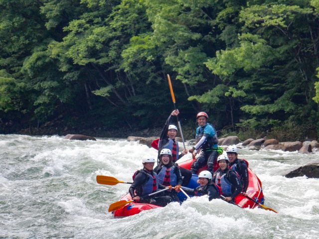 【群馬/みなかみ/半日ラフティング3時間】水しぶきを浴びる喜び、共に乗り越える挑戦。冒険の舵を取れ!★じゃらん限定:ツアー写真無料★学割あり★装備レンタル無料★駅ホテル送迎〈カップル、女性にも好評〉:ジャグスポーツ
