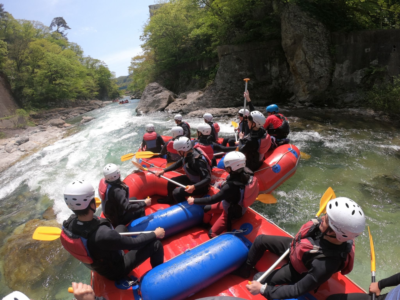 �ڂ̑O�ɗ����͂����錃���֓˓��I�{�[�g���ݍ��ޑ傫�Ȕg���Ԃ��Ɋ������オ��u�ԁB