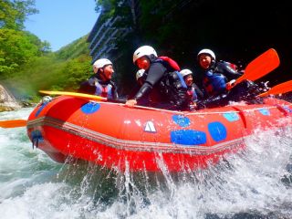 ウォーターアクティビティの聖地・みなかみで楽しむラフティング。春はワールドクラスの激流、夏は泳ぎや岩からのジャンプなど川遊びも満喫!