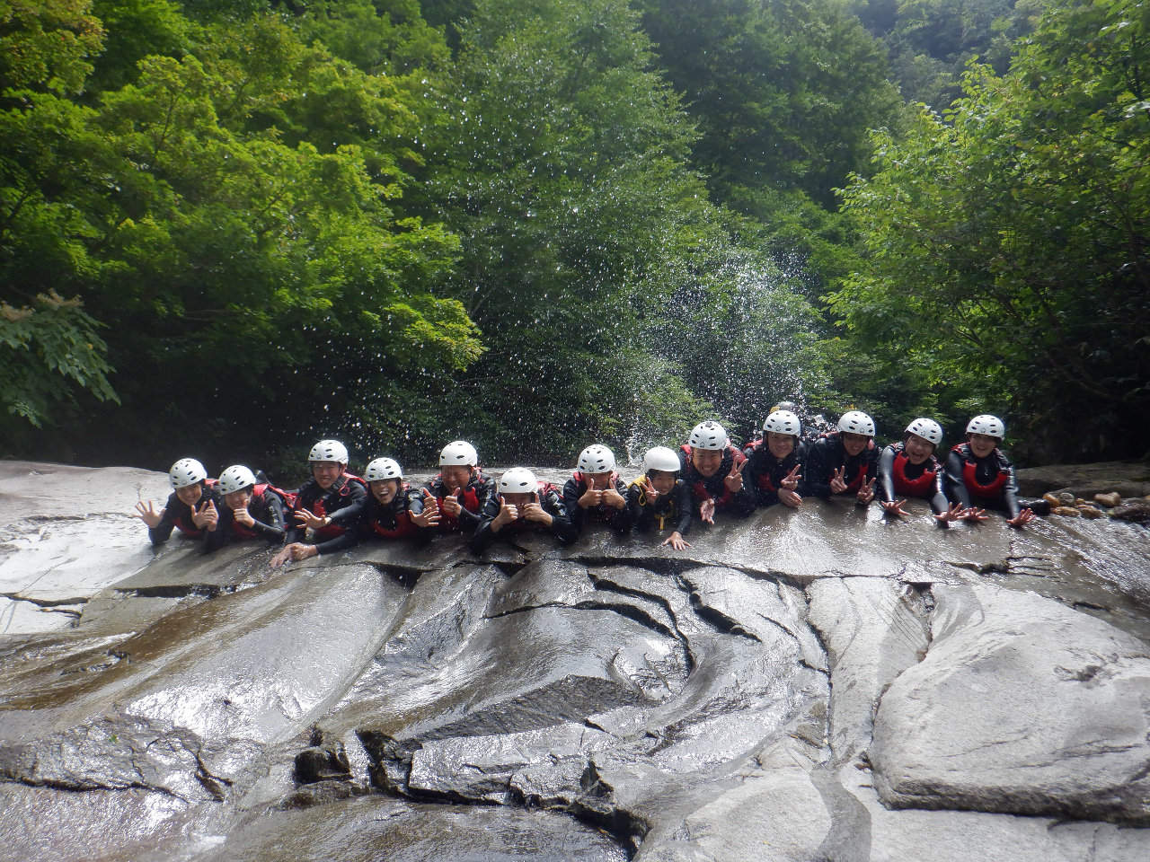 ui̐X񂾓VŔAƂĂ₽łB̐X̒ŃLjIjOcA[JÂĂ܂B̐𗁂ѕԂłǍʂ邱Ƃł܂B