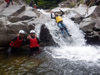 キャニオニングは沢下り、シャワークライミングは沢登りと思っています。ジャグスポーツでは二つの要素を含んだ「登・遡・滑・泳・跳」 ありの体験ツアーを開催しています