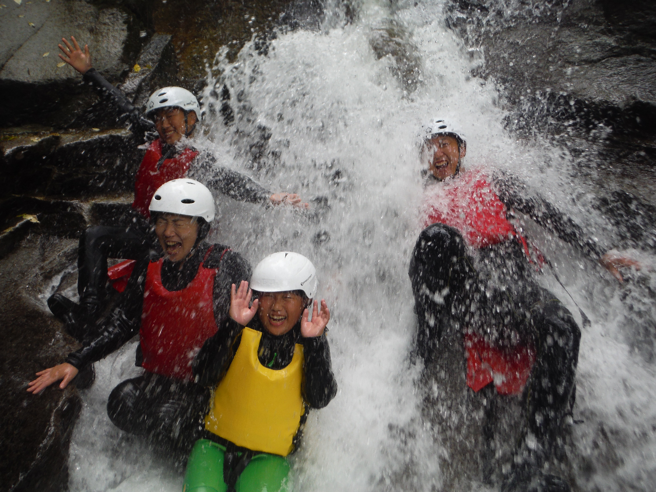 ウォーターアクティビティーの聖地みなかみで開催するラフティングツアーです。春はワールドクラスの激流にチャレンジ、夏は泳ぎや高い岩からのジャンプなど川遊びも満喫!