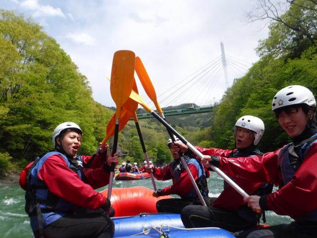 ジャグスポーツ:【群馬みなかみ 半日ラフティング& BBQ】9:00 or 11:30コースの後、BBQのプランです!CAMP&BBQ OUTDOOR SWAG LIFEとの人気コラボ企画となります。